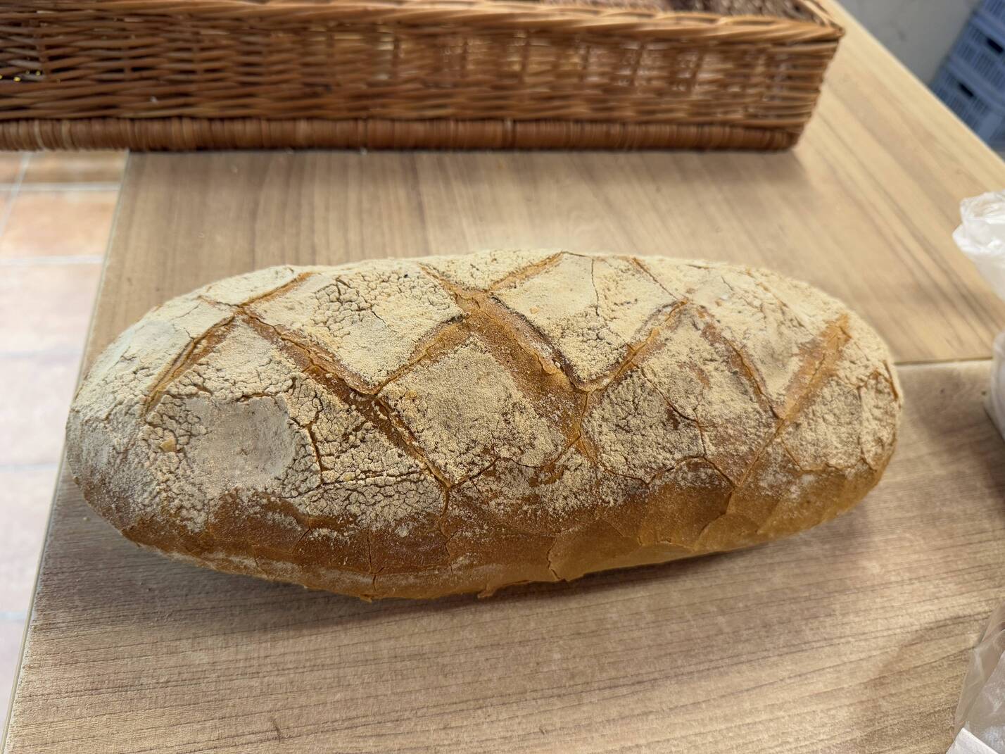 chleb duży podłużny (z mąką)